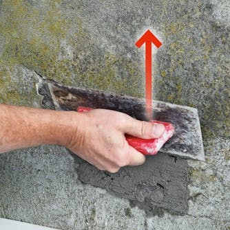 Sprekk i grunnmur: Enda et lag mørtelpuss Sprekk i grunnmur: Enda et lag mørtelpuss